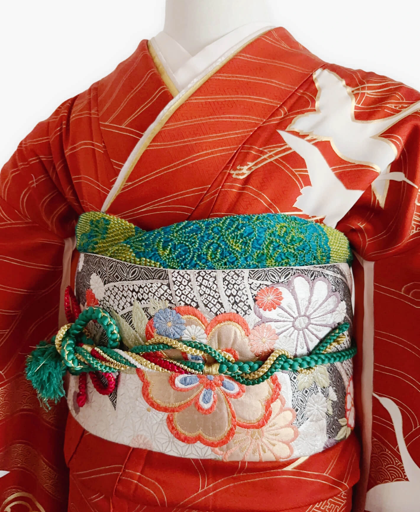 赤丹 赤系 暈し染め 駒刺繍 金彩 波頭 飛鶴 振袖レンタル - 画像 3