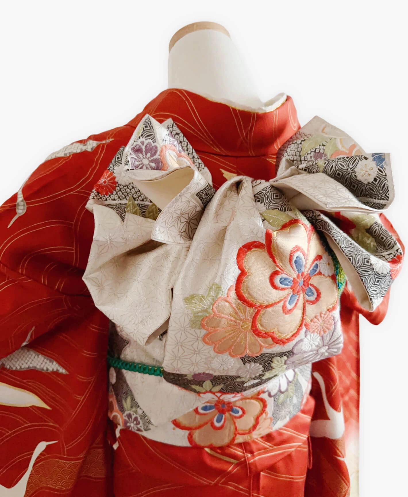 赤丹 赤系 暈し染め 駒刺繍 金彩 波頭 飛鶴 振袖レンタル - 画像 4