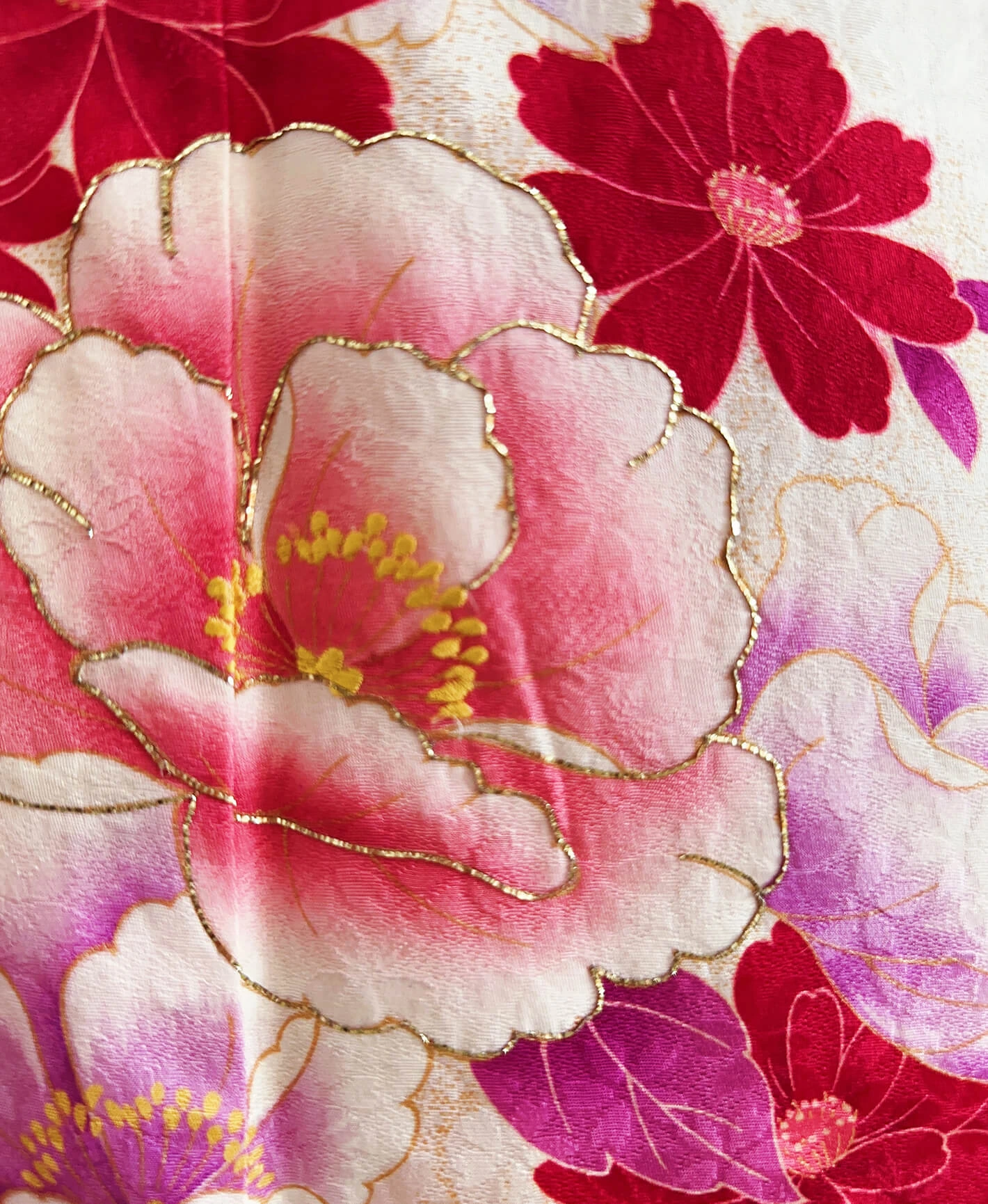 深緋 赤系 胡粉色 白系 暈し染め 手描き 可憐な花 振袖 - 画像 6