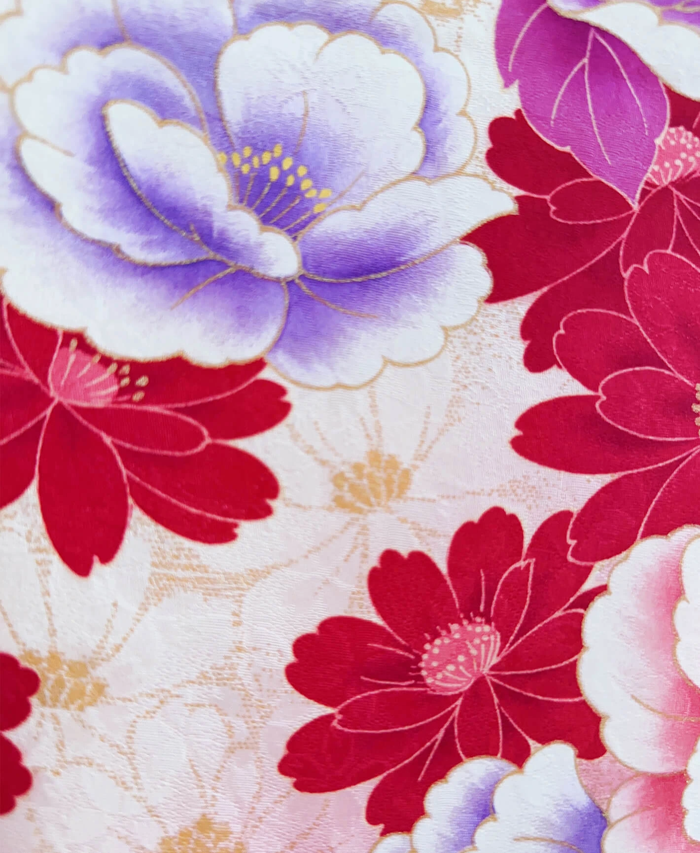 深緋 赤系 胡粉色 白系 暈し染め 手描き 可憐な花 振袖 - 画像 7