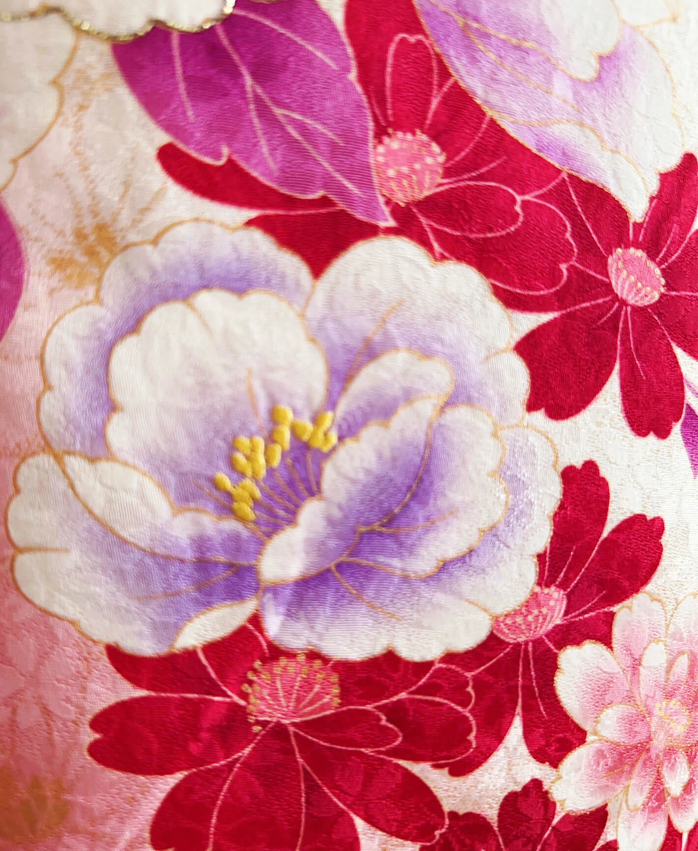 深緋 赤系 胡粉色 白系 暈し染め 手描き 可憐な花 振袖 - 画像 8