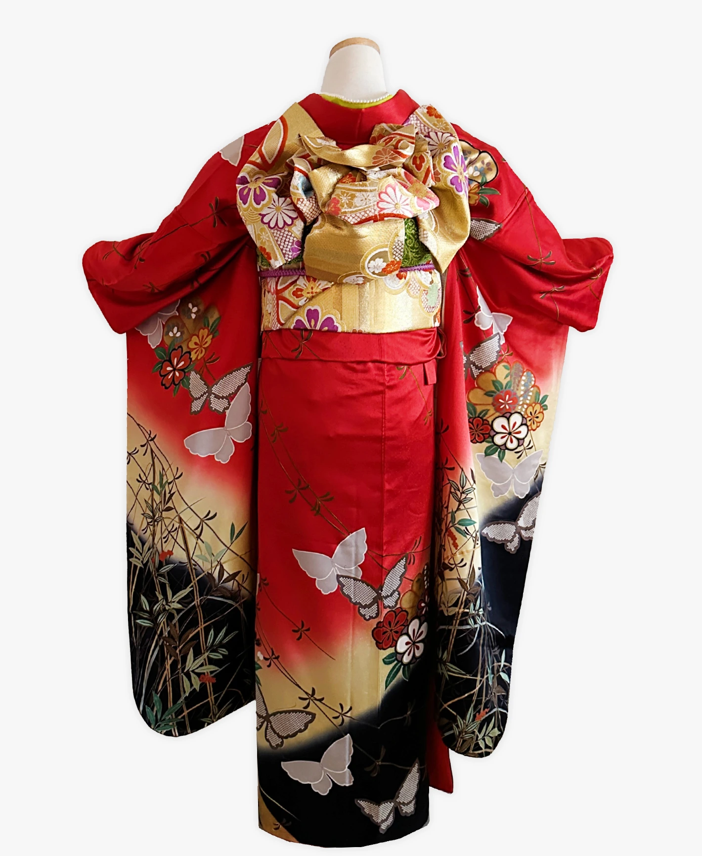 深緋色 赤系 駒刺繍 舞蝶 笹竹花文 振袖 - 画像 2