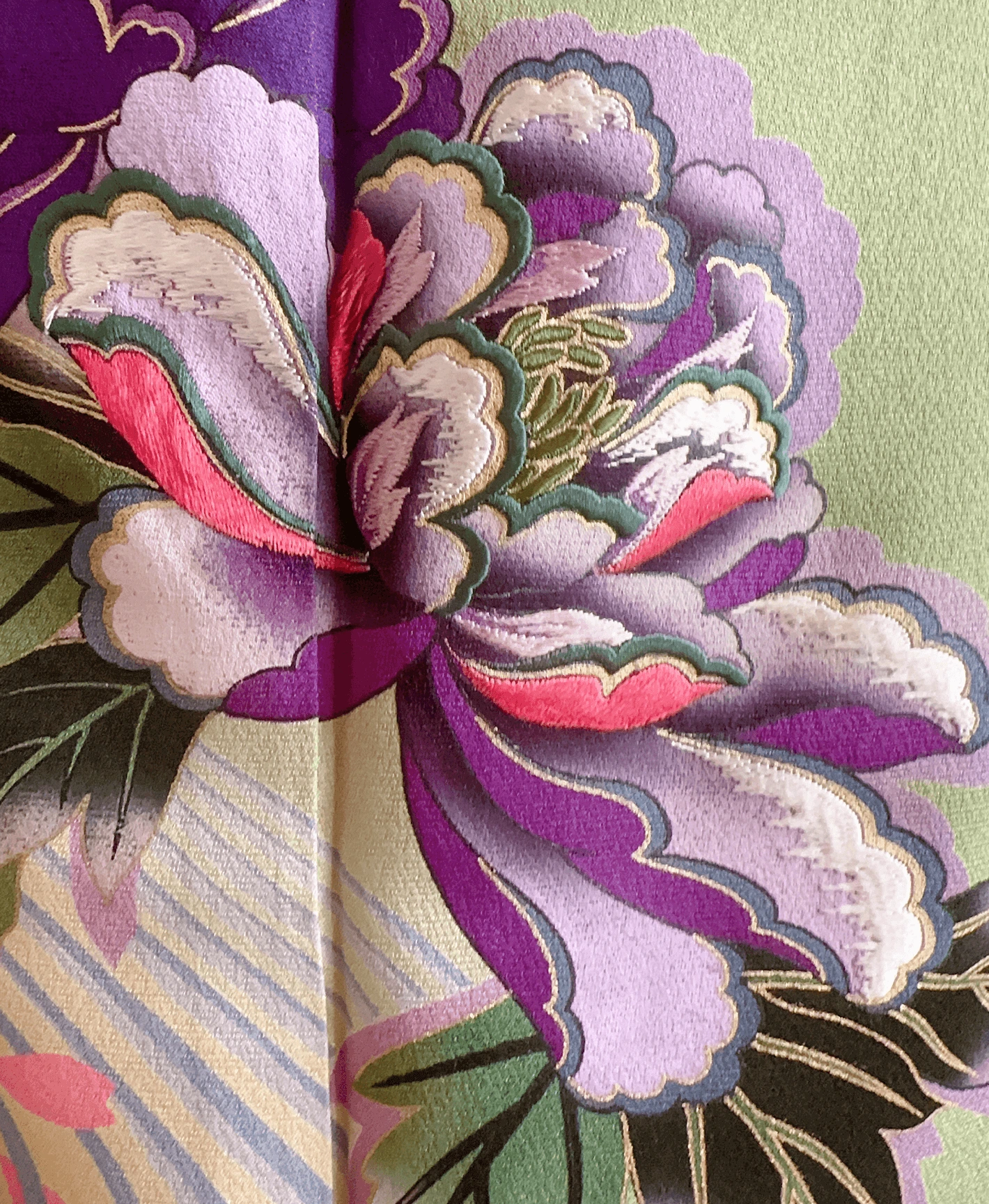 青丹 緑系 暈し染め 金彩 牡丹 花草 流水 振袖レンタル - 画像 6