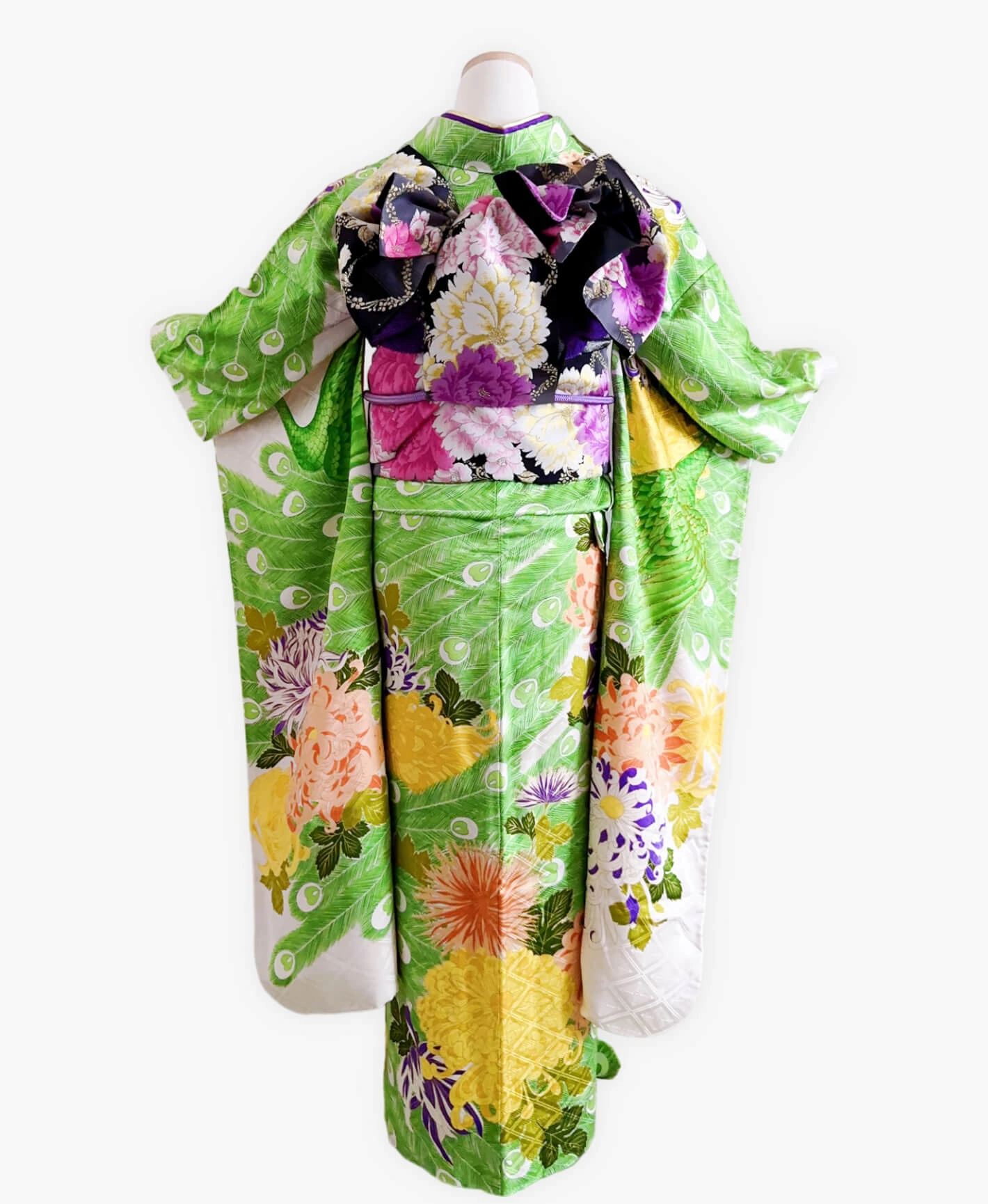 萌黄 緑系 暈し染め 駒刺繍 金彩 孔雀 牡丹 花草 振袖レンタル - 画像 2
