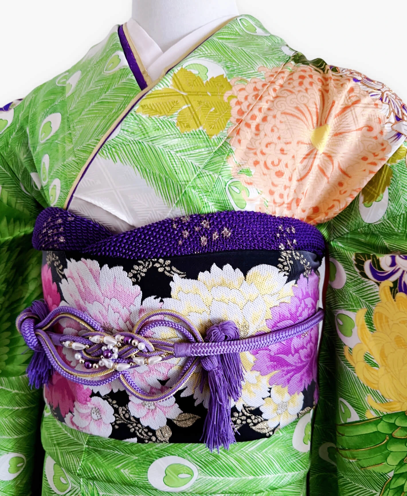 萌黄 緑系 暈し染め 駒刺繍 金彩 孔雀 牡丹 花草 振袖レンタル - 画像 3
