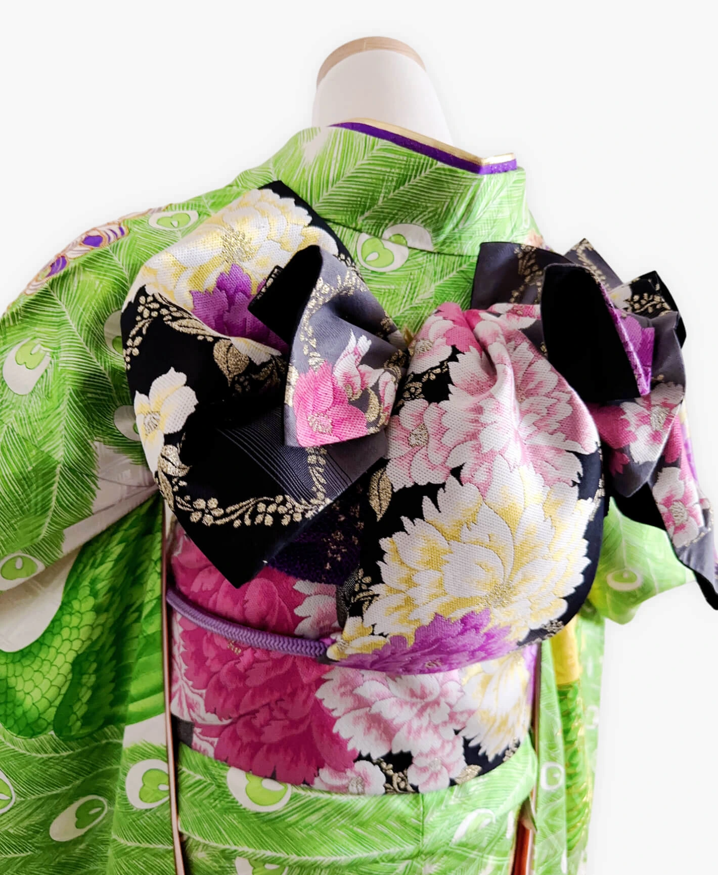 萌黄 緑系 暈し染め 駒刺繍 金彩 孔雀 牡丹 花草 振袖レンタル - 画像 4