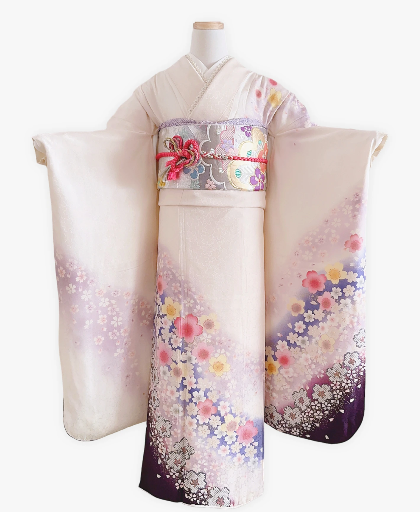 白 白系 暈し染め 駒刺繍 金彩 桜吹雪 振袖レンタル