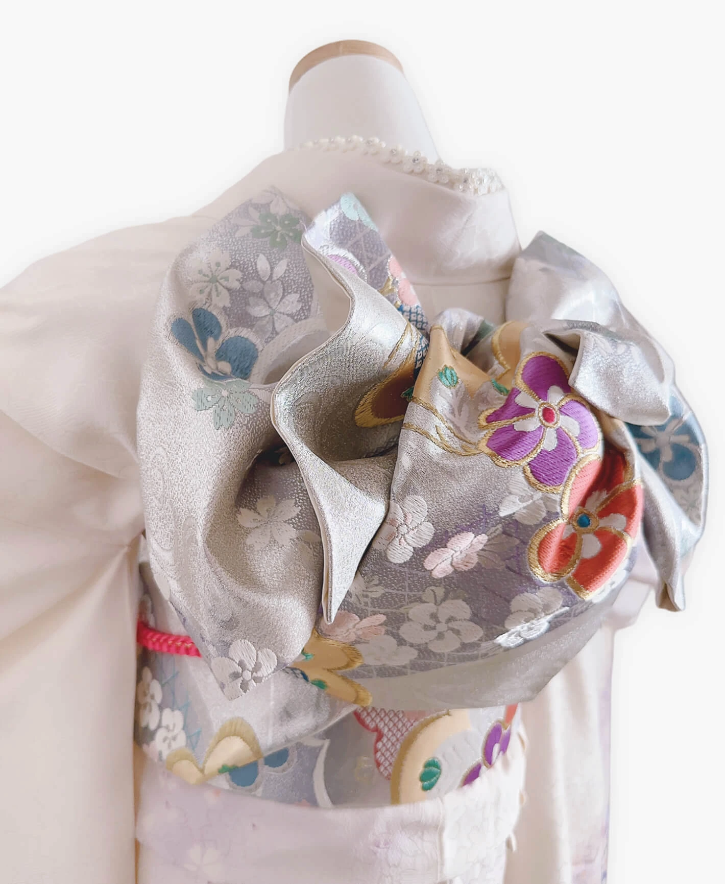 白 白系 暈し染め 駒刺繍 金彩 桜吹雪 振袖レンタル - 画像 4