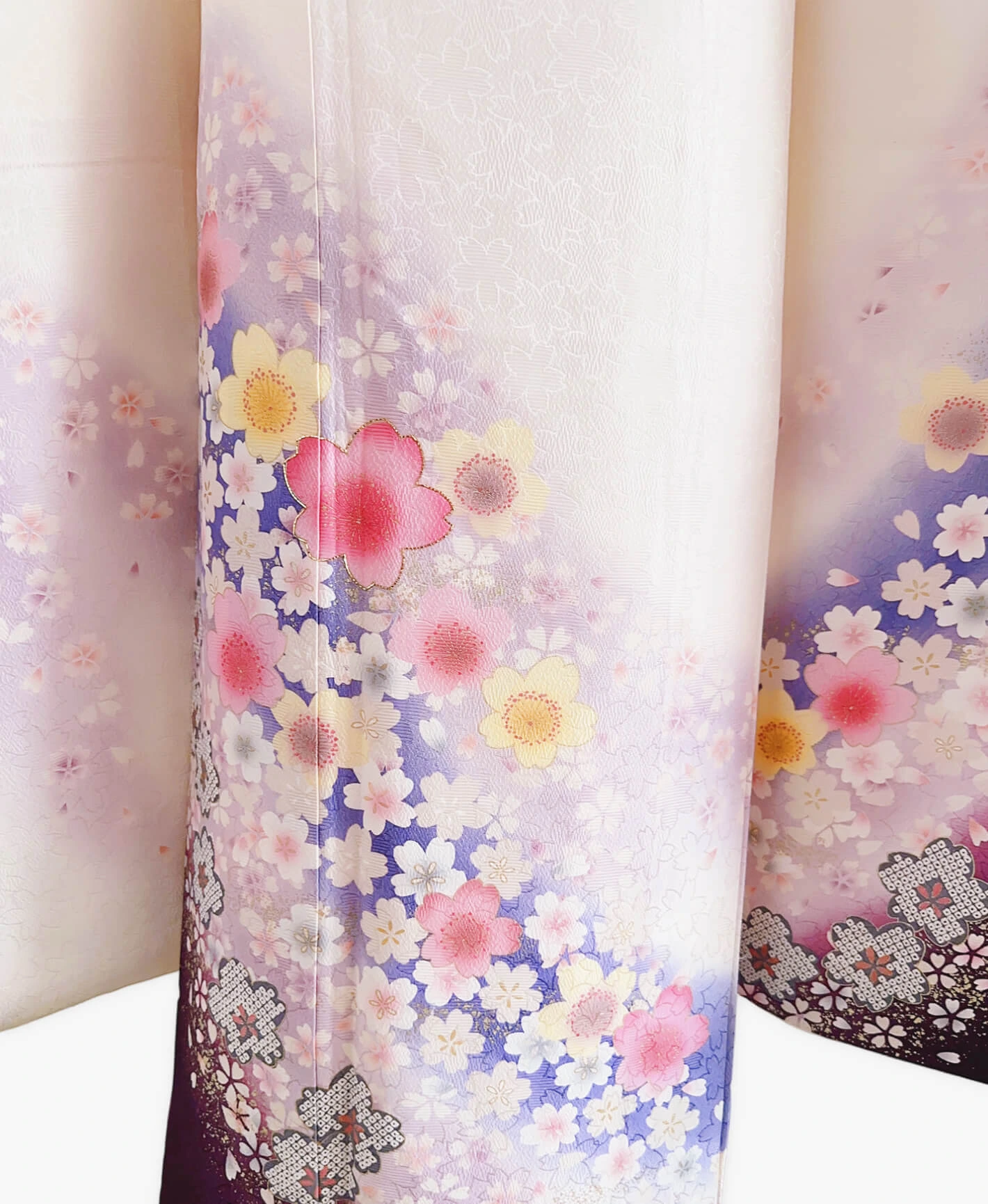 白 白系 暈し染め 駒刺繍 金彩 桜吹雪 振袖レンタル - 画像 5