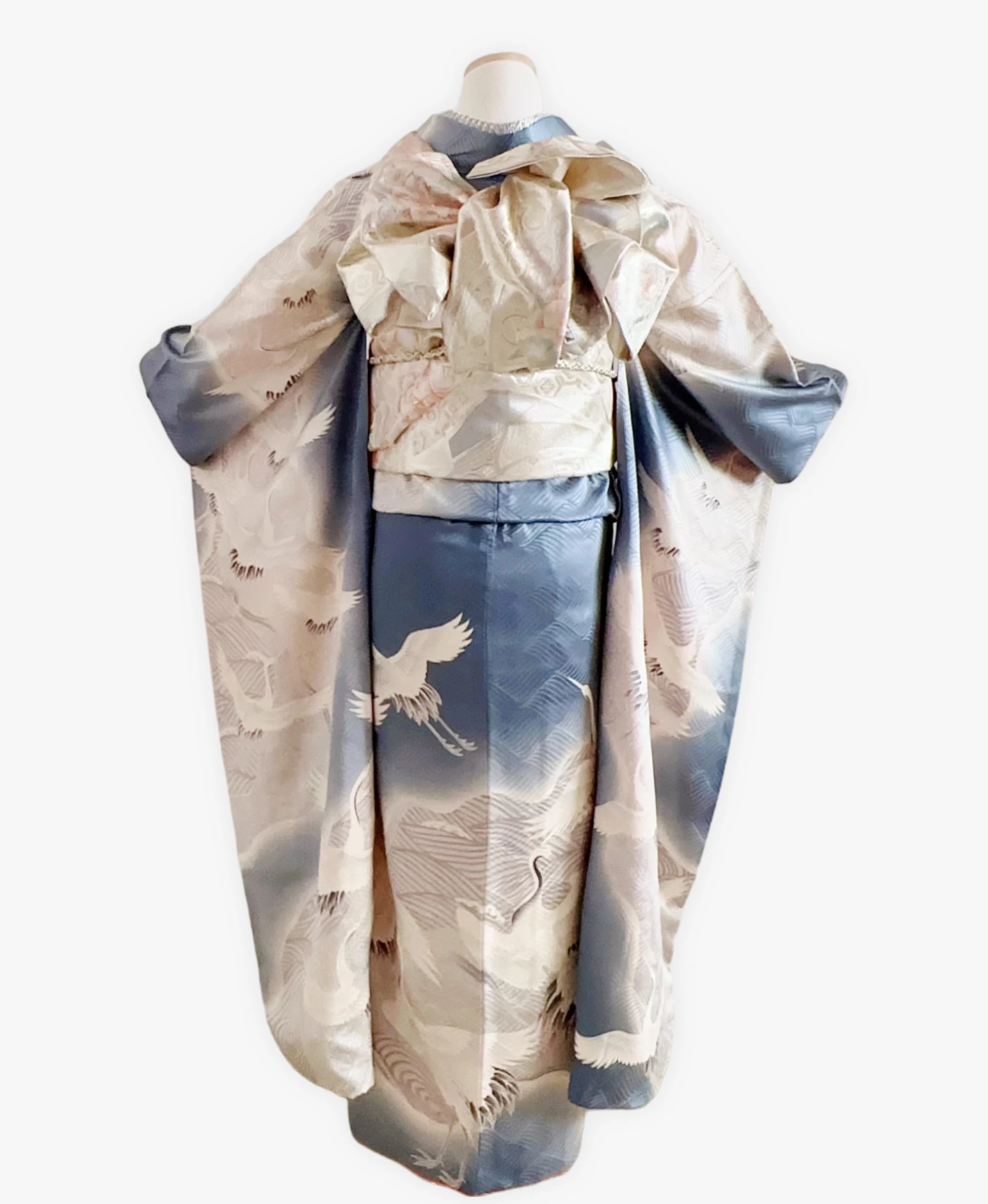 灰青 灰系 暈し染め 駒刺繍 金彩 鶴 青海波 振袖レンタル